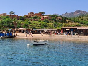 Plage, chaises longues, serviettes de plage