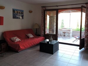 Televisión, reproductor de DVD y estéreo