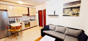 City Apartment, Kitchen, Garden View | Living area