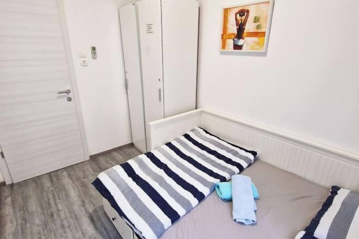 1 chambre, bureau, espace de travail pour ordinateur portable