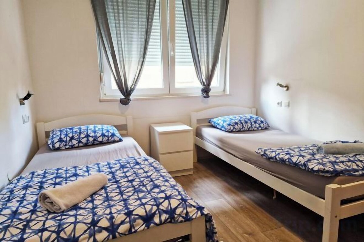 Desk, laptop workspace, WiFi (free), bed sheets