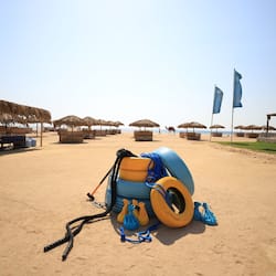 Playa privada, sombrillas, toallas de playa, buceo