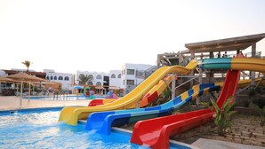 Parque acuático con toboganes y piscina.