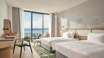 Minibar, caja de seguridad en la habitación y escritorio