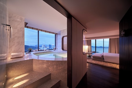 Rainfall showerhead, free toiletries, hair dryer, bathrobes