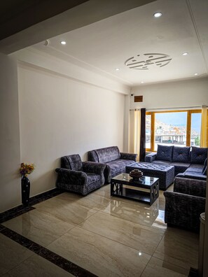 Living area - Hotel Hill Top Heaven (Leh)