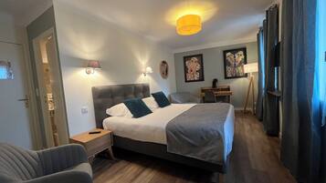 Kamar Klasik | Brankas, meja kerja, ruang kerja ramah laptop, dan tirai kedap cahaya