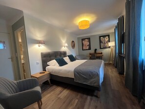 Classic-værelse | Pengeskab på værelset, skrivebord, arbejdsområde til bærbare computere