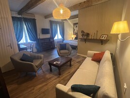 高级房 | 客房内保险箱、办公桌、笔记本电脑工作区、遮光窗帘