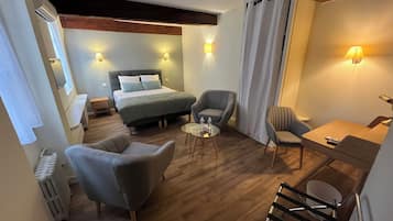 Superior Room | Peti besi dalam bilik, meja, ruang kerja komputer riba
