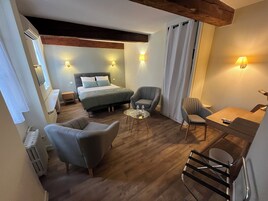 高级房 | 客房内保险箱、办公桌、笔记本电脑工作区、遮光窗帘