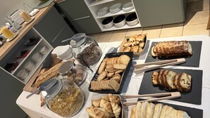 Una mesa de buffet con diferentes tipos de comida y utensilios.