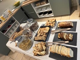 每日供应自助式早餐（每人 EUR 15）