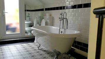 Deluxe Room | Bathroom | Free toiletries, hair dryer, towels