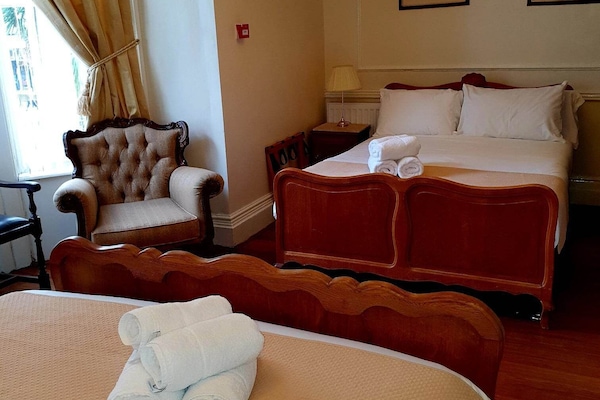 Family Double or Twin Room | Meja, seterika/papan seterika, Wi-fi percuma, cadar katil