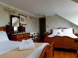 Escritorio, tabla de planchar con plancha, wifi gratis y ropa de cama 