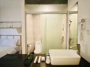Bathroom - Hidden Garden International Youth Hostel - Oriental Pearl & Lujiazui (Shanghai)