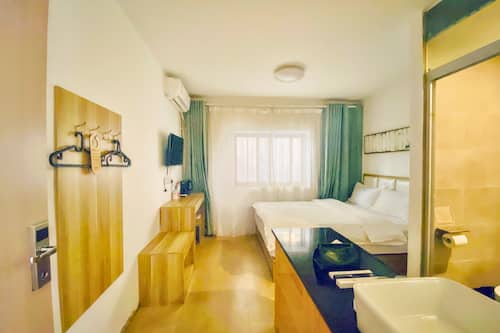 Habitación doble Confort | Ropa de cama de alta calidad, cortinas blackout y insonorización
