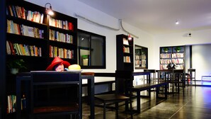 Een moderne bibliotheek met boekenkasten, leestafels en stoelen.
