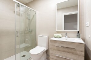 Sèche-cheveux, serviettes fournies