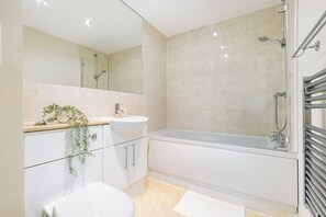 Apartamento | Banheiro | Produtos de toalete grátis, secador de cabelo, roupões de banho 