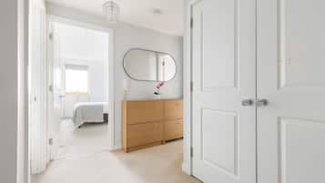 Apartment | 2 bedrooms, hypo-allergenic bedding, individually furnished