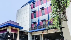 A multi-story building with a parking garage. - OYO 90696 Tobana House Bintaro (Jakarta)