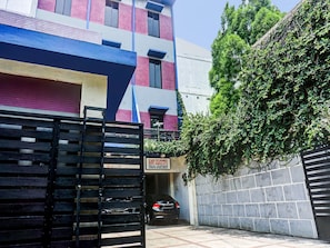 Un edificio de varios pisos con un cartel que dice "KOST EXECUTIVE TOBANA APARTMENT".
