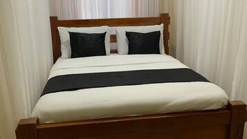 مكتب ومساحة عمل للكمبيوتر المحمول وتجهيزات عازلة للصوت ومكواة/لوح كي