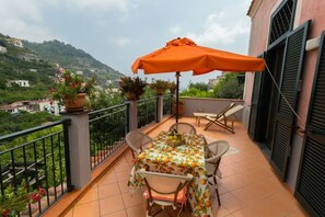 Outdoor dining - Villa Anna (Minori)