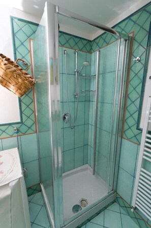 Dusche, Haartrockner, Bidet, HandtĂŒcher
