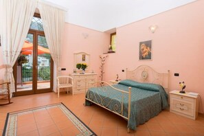 2 bedrooms, in-room safe, iron/ironing board, travel crib - Villa Anna (Minori)