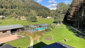 Ein Wohngebiet mit Pool, überdachter Terrasse und kleinem Pavillon.