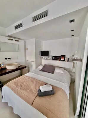 2 slaapkamers, een bureau, een strijkplank/strijkijzer, gratis wifi