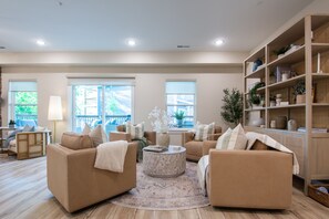 Smart TV, fireplace - Lakefront, Hot Tub, Infinity Pool | Whispering Waves (Branson)