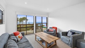 Fernseher, Kamin, Bücher