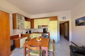 Apartamento família, vários quartos, ao lado da montanha (Casa del Limone) | Cozinha privada | Geladeira, micro-ondas, fogão, cooktop