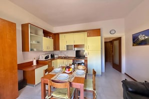 Departamento familiar, 2 habitaciones, microondas, junto a la montaña (Casa del Limone) | Cocina privada