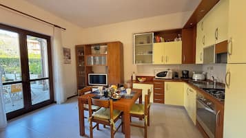 Een koelkast, een magnetron, een oven, een kookplaat