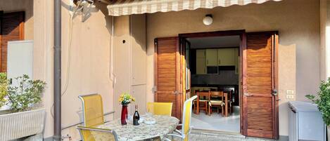Departamento familiar, varias habitaciones, junto a la montaña (Casa del Limone) | Restaurante al aire libre