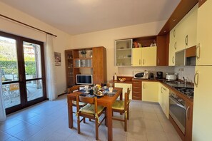 Familienapartment, Mehrere Schlafzimmer, Bergseite (Casa del Limone) | Eigene Küche