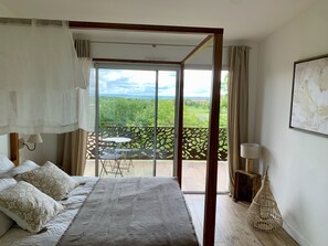 Individually furnished, blackout curtains, soundproofing - Clos de la Fontaine Maison d'Hôtes  (Labastide-Marnhac)