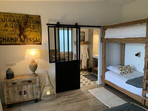 Family Quadruple Room (Safran) | Individually furnished, blackout curtains, soundproofing - Clos de la Fontaine Maison d'Hôtes  (Labastide-Marnhac)