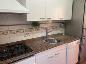 Private kitchen - VILLA FOR 8 PEOPLE, PRIVATE POOL, AIR CONDITIONING, WIFI (L'AMETLLA DE MAR)