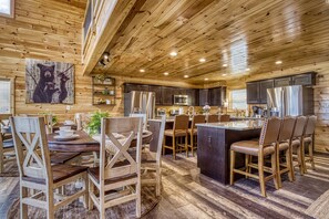 Dining - Top Notch Lodge- Private Indoor Pool, Theater, Stunning Mountain Views (Pigeon Forge)