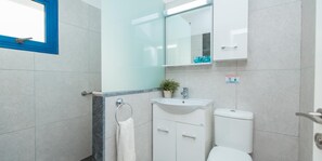 Dusch, handdukar och toalettpapper