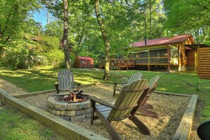 Property grounds - Nestled by the babbling creek, Creekside Hideaway warmly welcomes pets, offering a hot tub, over-sized screened porch with TV, firepit, and WiFi (Epworth)