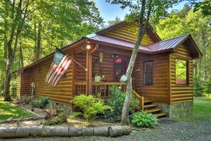 Exterior - Nestled by the babbling creek, Creekside Hideaway warmly welcomes pets, offering a hot tub, over-sized screened porch with TV, firepit, and WiFi (Epworth)