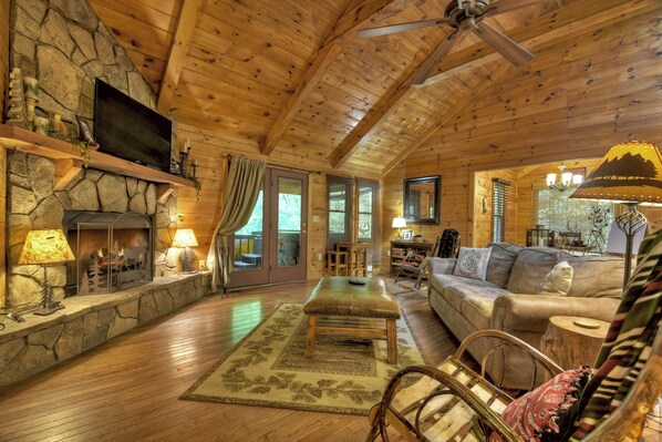 Smart TV, fireplace - Nestled by the babbling creek, Creekside Hideaway warmly welcomes pets, offering a hot tub, over-sized screened porch with TV, firepit, and WiFi (Epworth)