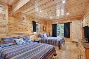 3 bedrooms, free WiFi - Unleash adventure at Four Ridges! This pet-friendly haven offers a hot tub, firepit, WiFi, and doorstep hiking for boundless exploration (Cherry Log)